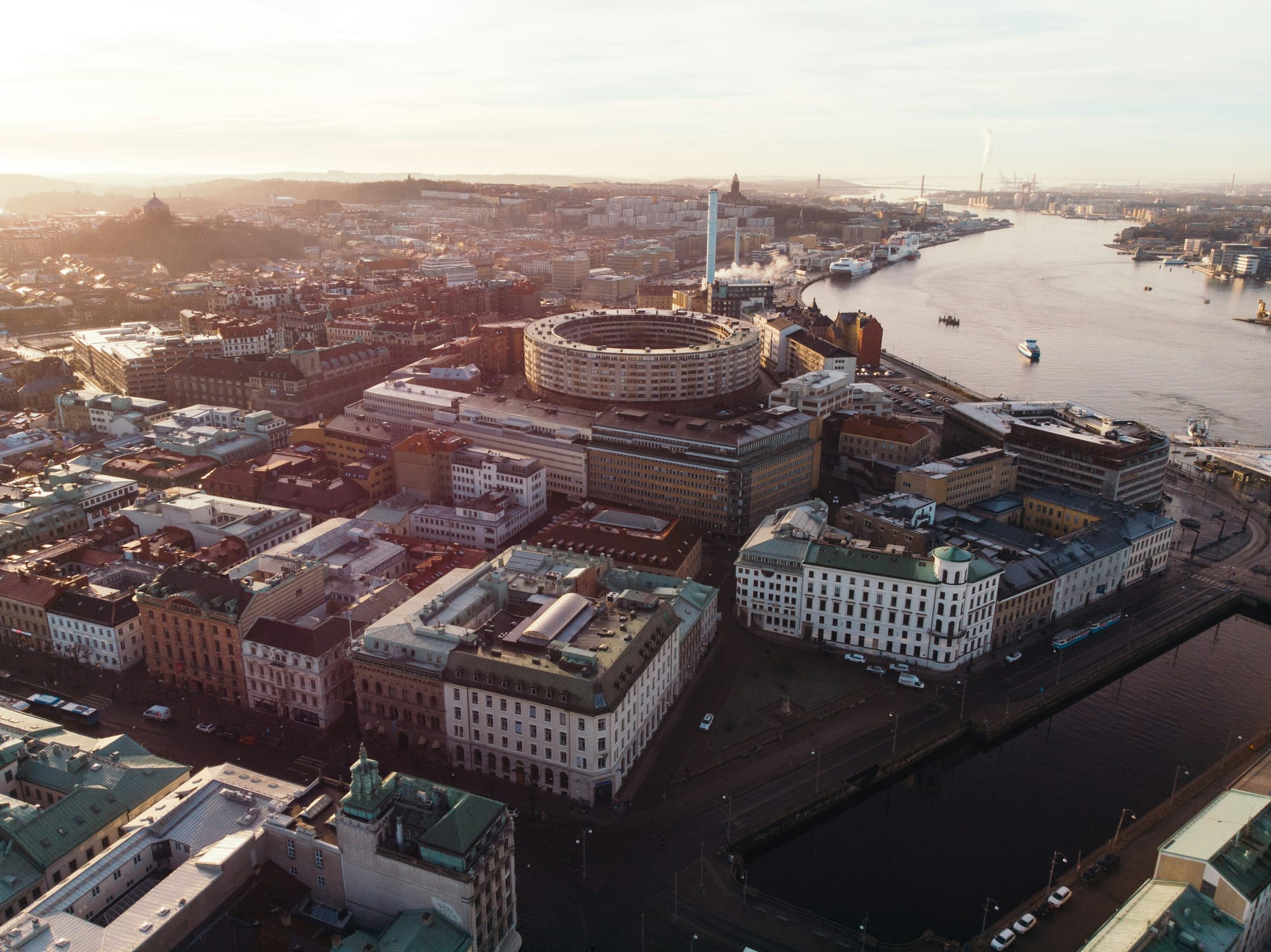 Kollegor arbetar tillsammans med data och rapporter